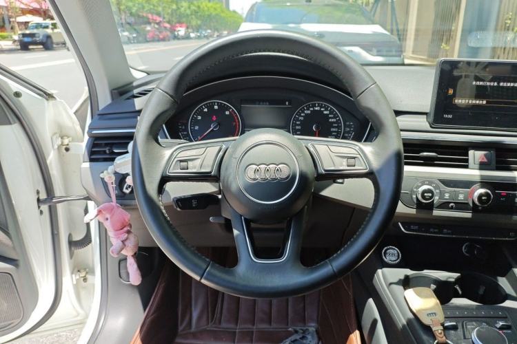 Used Audi A4L 2017 Plus 40 TFSI Ambition Model Steering Wheel