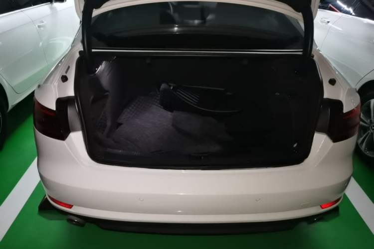 Used Audi A4L 2017 40 TFSI Fashion Model Trunk