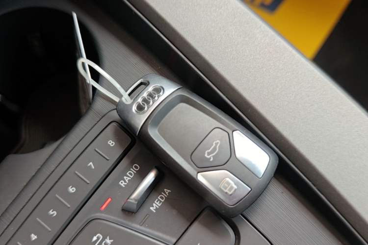 Used Audi A4L 2017 40 TFSI Ambition Edition Vehicle Key
