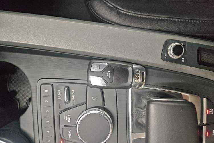 Used Audi A4L 2017 40 TFSI Ambition Edition Vehicle Key