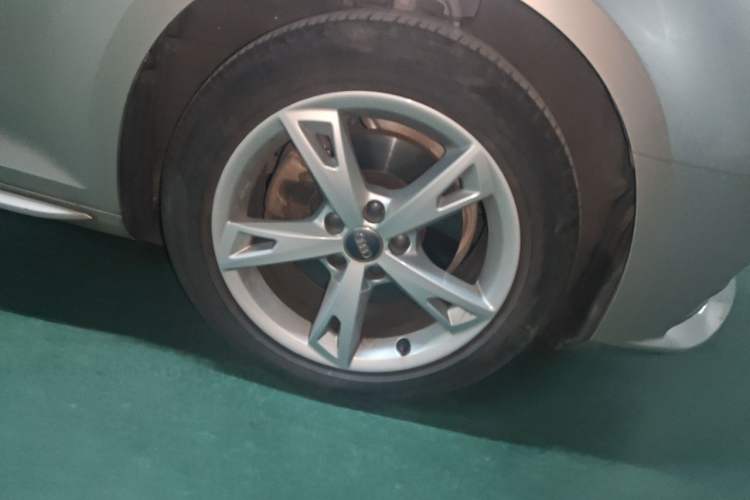 Used Audi A4L 2017 40 TFSI Fashion Model Right Front Wheel Hub