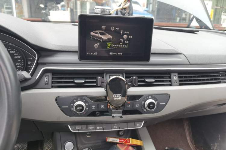 Used Audi A4L 2018 30th Anniversary Edition 40 TFSI Trendy Model Audio And AC Panel