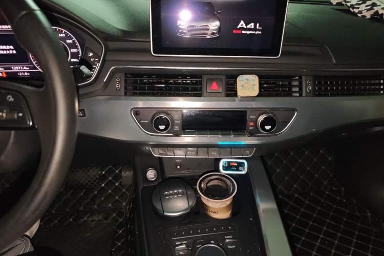 Used Audi A4L 2018 30th Anniversary Edition 40 TFSI Fashion Model Audio And AC Panel