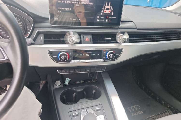 Used Audi A4L 2018 30th Anniversary Edition 40 TFSI Fashion Model Audio And AC Panel