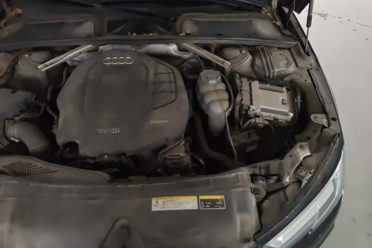 Used Audi A4L 2018 30th Anniversary Edition 40 TFSI Fashion Model Engine Bay Left
