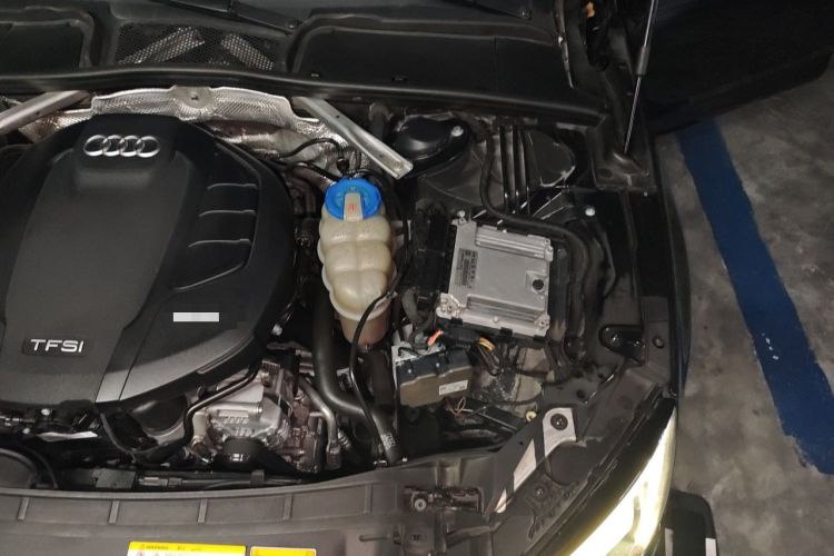Used Audi A4L 2018 30th Anniversary Edition 40 TFSI Fashion Model Engine Bay Left