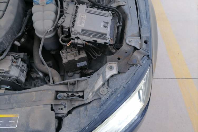 Used Audi A4L 2018 30th Anniversary Edition 40 TFSI Trendy Model Engine Bay Left