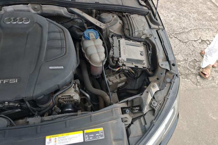 Used Audi A4L 2018 30th Anniversary Edition 40 TFSI Fashion Model Engine Bay Left