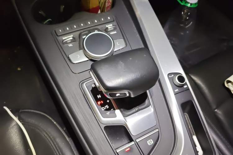 Used Audi A4L 2018 30th Anniversary Edition 40 TFSI Fashion Model Gear Lever