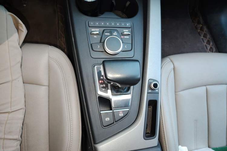 Used Audi A4L 2018 30th Anniversary Edition 40 TFSI Trendy Model Gear Lever