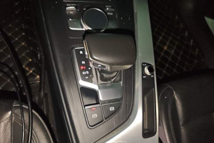 Used Audi A4L 2018 30th Anniversary Edition 40 TFSI Fashion Model Gear Lever