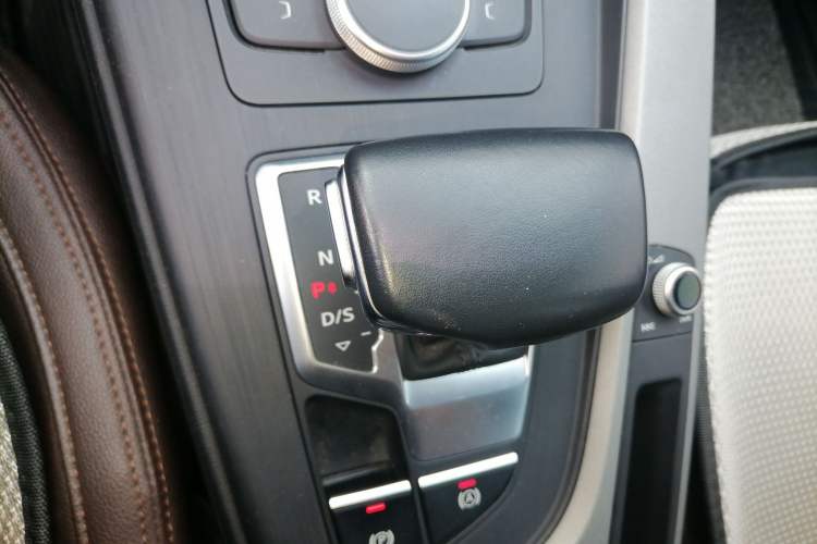 Used Audi A4L 2018 30th Anniversary Edition 40 TFSI Trendy Model Gear Lever