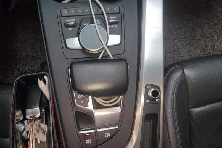 Used Audi A4L 2018 30th Anniversary Edition 40 TFSI Fashion Model Gear Lever