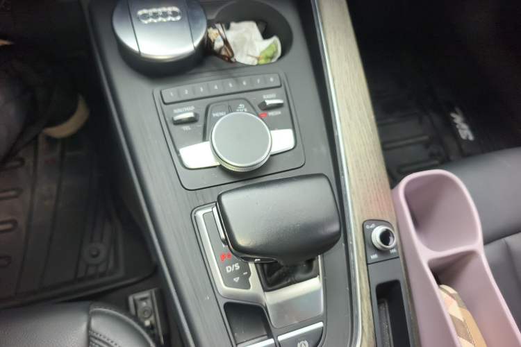 Used Audi A4L 2018 30th Anniversary Edition 40 TFSI Fashion Model Gear Lever