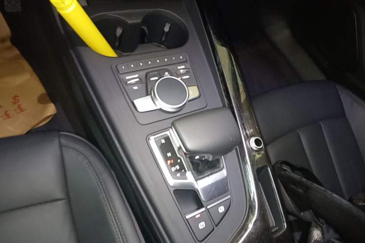 Used Audi A4L 2018 30th Anniversary Edition 40 TFSI Fashion Model Gear Lever