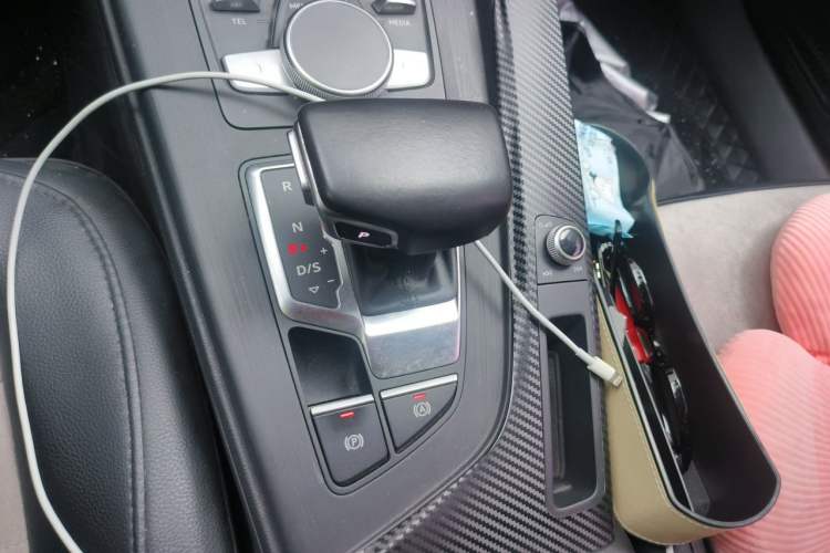 Used Audi A4L 2018 30th Anniversary Edition 40 TFSI Fashion Model Gear Lever