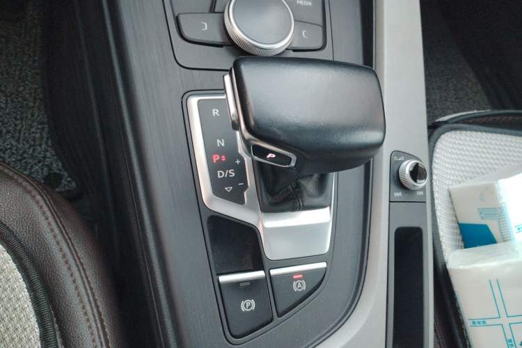 Used Audi A4L 2018 30th Anniversary Edition 40 TFSI Trendy Model Gear Lever