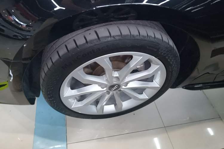 Used Audi A4L 2018 30th Anniversary Edition 40 TFSI Fashion Model Left Front Wheel Hub
