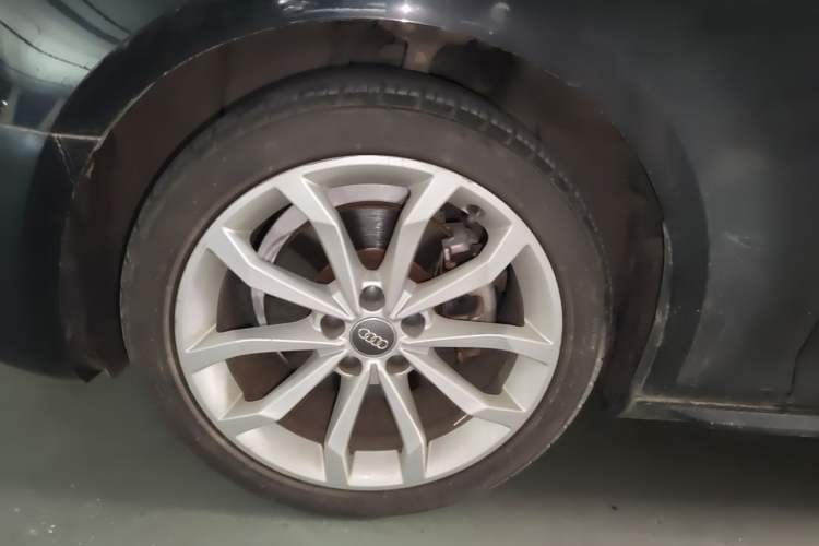 Used Audi A4L 2018 30th Anniversary Edition 40 TFSI Fashion Model Right Front Wheel Hub
