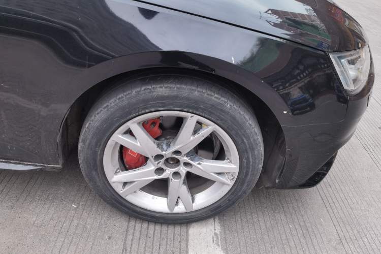 Used Audi A4L 2018 30th Anniversary Edition 40 TFSI Trendy Model Right Front Wheel Hub