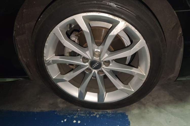 Used Audi A4L 2018 30th Anniversary Edition 40 TFSI Fashion Model Right Front Wheel Hub