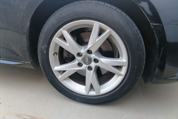 Used Audi A4L 2018 30th Anniversary Edition 40 TFSI Trendy Model Right Front Wheel Hub