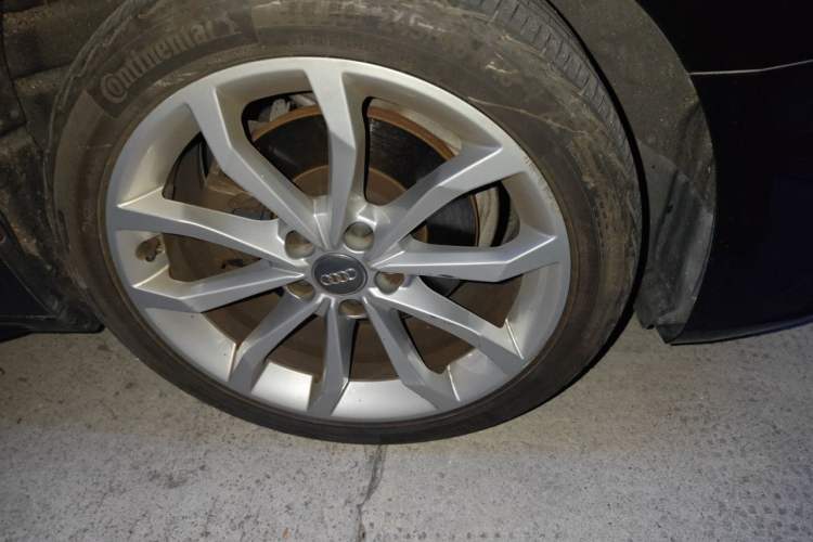 Used Audi A4L 2018 30th Anniversary Edition 40 TFSI Fashion Model Right Front Wheel Hub