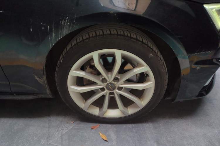 Used Audi A4L 2018 30th Anniversary Edition 40 TFSI Fashion Model Right Front Wheel Hub