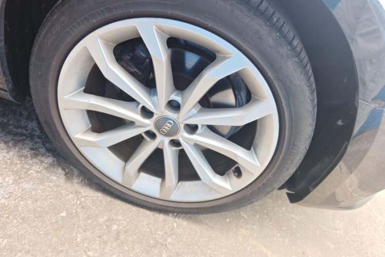 Used Audi A4L 2018 30th Anniversary Edition 40 TFSI Fashion Model Right Front Wheel Hub