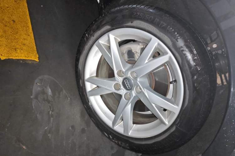 Used Audi A4L 2018 30th Anniversary Edition 40 TFSI Trendy Model Right Front Wheel Hub