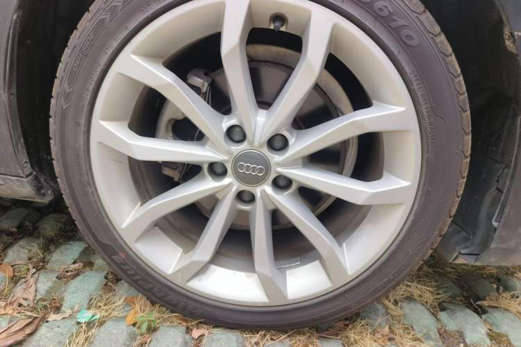 Used Audi A4L 2018 30th Anniversary Edition 40 TFSI Fashion Model Right Front Wheel Hub