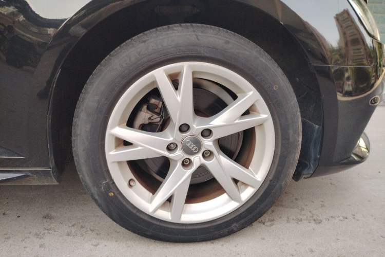 Used Audi A4L 2018 30th Anniversary Edition 40 TFSI Trendy Model Right Front Wheel Hub