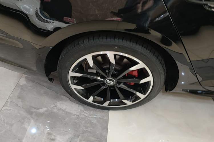 Used Audi A4L 2018 30th Anniversary Edition 40 TFSI Fashion Model Right Rear Wheel Hub