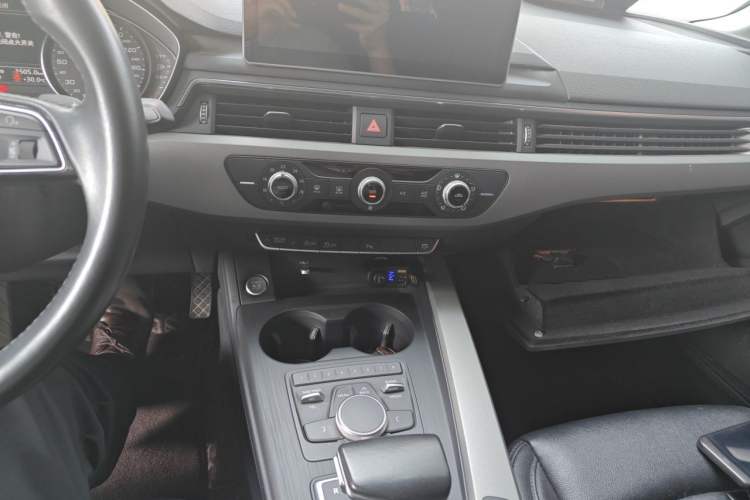 Used Audi A4L 2018 30th Anniversary Edition 40 TFSI Trendy Model Audio And AC Panel