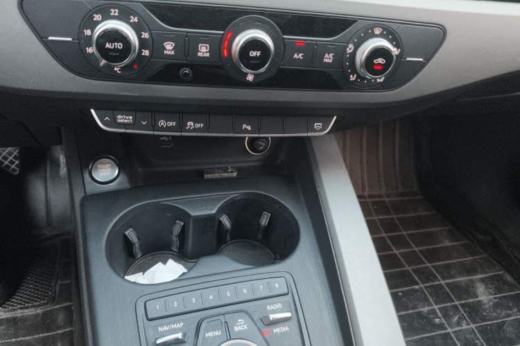 Used Audi A4L 2018 30th Anniversary Edition 40 TFSI Trendy Model Audio And AC Panel