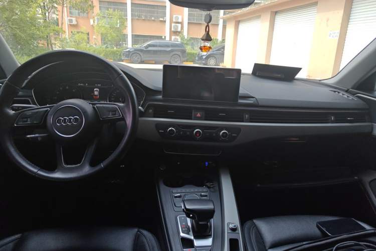 Used Audi A4L 2018 30th Anniversary Edition 40 TFSI Trendy Model Center Console