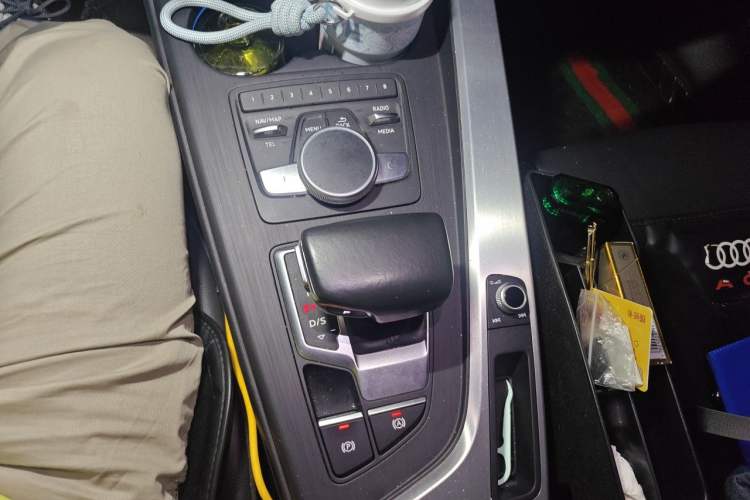 Used Audi A4L 2018 30th Anniversary Edition 40 TFSI Fashion Model Gear Lever