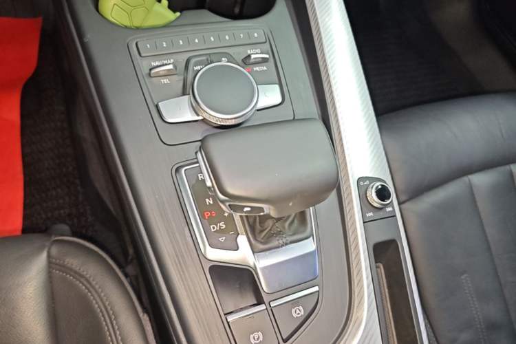Used Audi A4L 2018 30th Anniversary Edition 40 TFSI Fashion Model Gear Lever