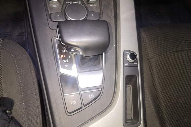 Used Audi A4L 2018 30th Anniversary Edition 40 TFSI Trendy Model Gear Lever