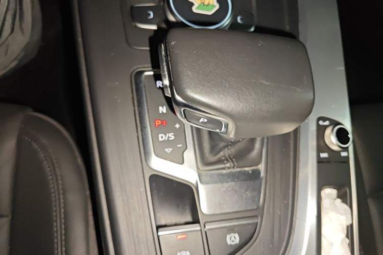 Used Audi A4L 2018 30th Anniversary Edition 40 TFSI Fashion Model Gear Lever