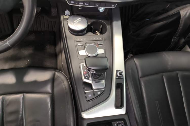 Used Audi A4L 2018 30th Anniversary Edition 40 TFSI Fashion Model Gear Lever