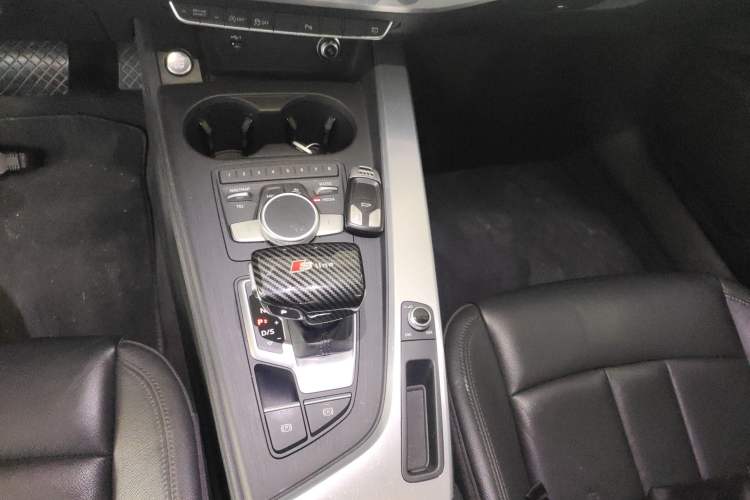 Used Audi A4L 2018 30th Anniversary Edition 40 TFSI Fashion Model Gear Lever