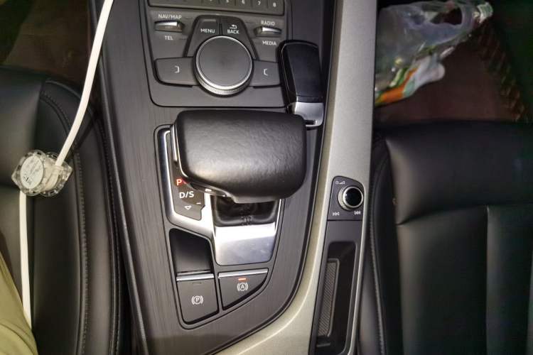 Used Audi A4L 2018 30th Anniversary Edition 40 TFSI Trendy Model Gear Lever