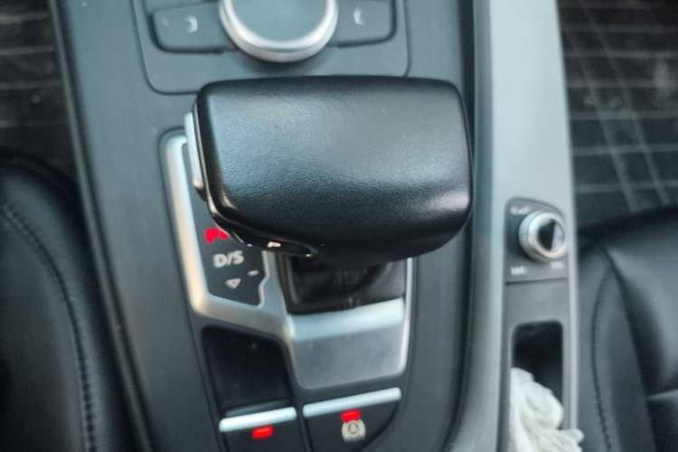 Used Audi A4L 2018 30th Anniversary Edition 40 TFSI Trendy Model Gear Lever