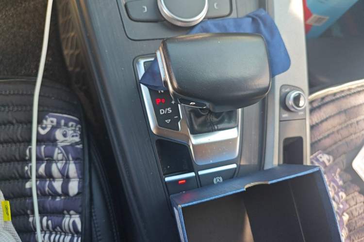 Used Audi A4L 2018 30th Anniversary Edition 40 TFSI Trendy Model Gear Lever