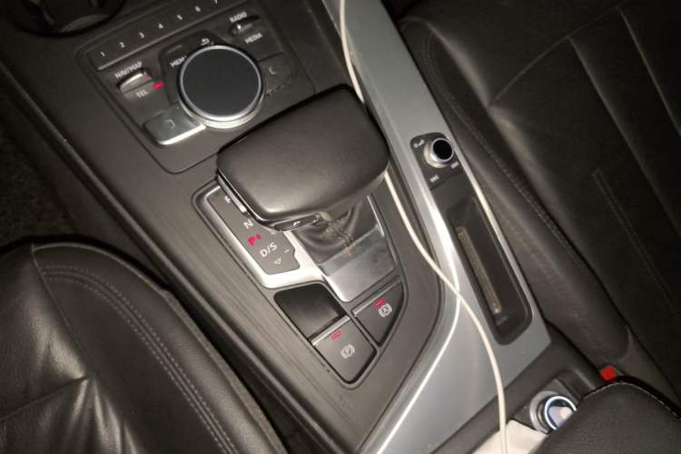 Used Audi A4L 2018 30th Anniversary Edition 40 TFSI Fashion Model Gear Lever