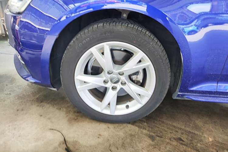 Used Audi A4L 2018 30th Anniversary Edition 40 TFSI Trendy Model Left Front Wheel Hub