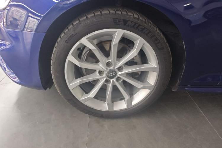Used Audi A4L 2018 30th Anniversary Edition 40 TFSI Fashion Model Left Front Wheel Hub