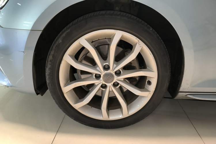 Used Audi A4L 2018 30th Anniversary Edition 40 TFSI Fashion Model Left Front Wheel Hub