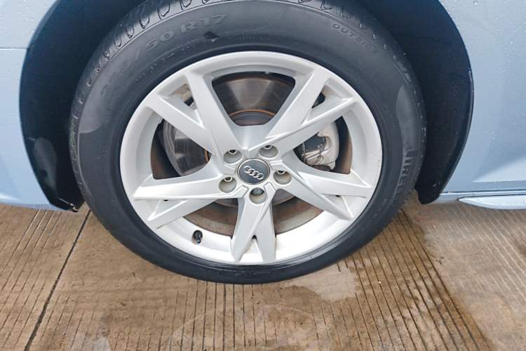 Used Audi A4L 2018 30th Anniversary Edition 40 TFSI Trendy Model Left Front Wheel Hub